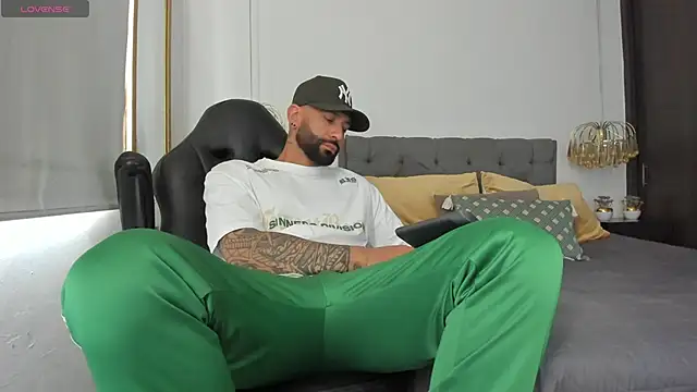 Snapshot of Yorby_Maxx1 chatting on 01/16/25, 08:25 Yorby Maxx1 online show from 01/16/25, 08:25