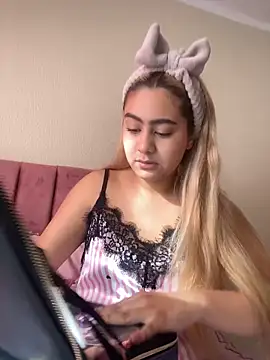 Miabonnett  online show from 11/11/25, 12:27