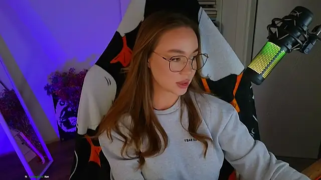 Snapshot of Emili1- chatting on 03/18/25, 12:36 Emili1- online show from 03/18/25, 12:36