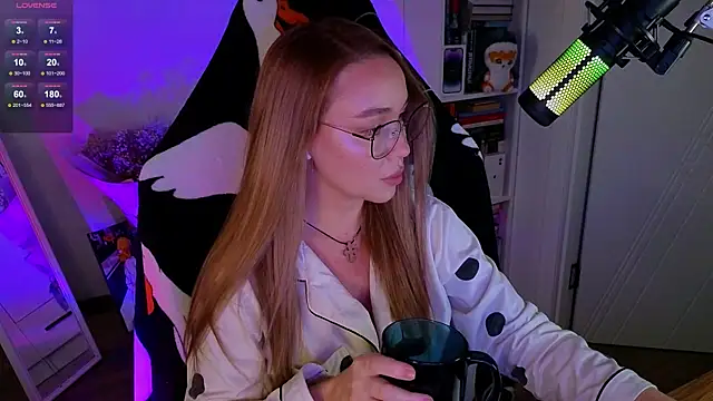 Snapshot of Emili1- chatting on 10/12/25, 11:42 Emili1- online show from 10/12/25, 11:42