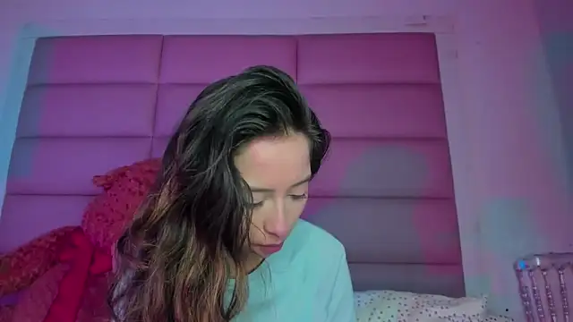 little-Emma online show from 12/22/25, 03:36