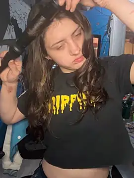 Snapshot of emilysue1 chatting on 02/20/25, 02:18 emilysue1 online show from 02/20/25, 02:18