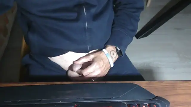 Snapshot of Adri_gard chatting on 10/13/25, 08:42 Adri gard online show from 10/13/25, 08:42