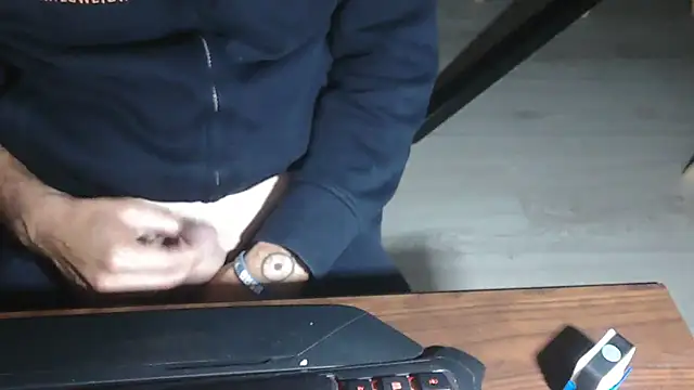 Snapshot of Adri_gard chatting on 10/14/25, 08:42 Adri gard online show from 10/14/25, 08:42