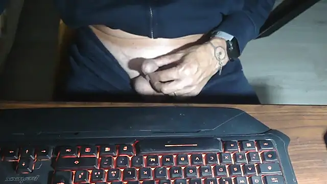 Snapshot of Adri_gard chatting on 10/17/25, 08:11 Adri gard online show from 10/17/25, 08:11