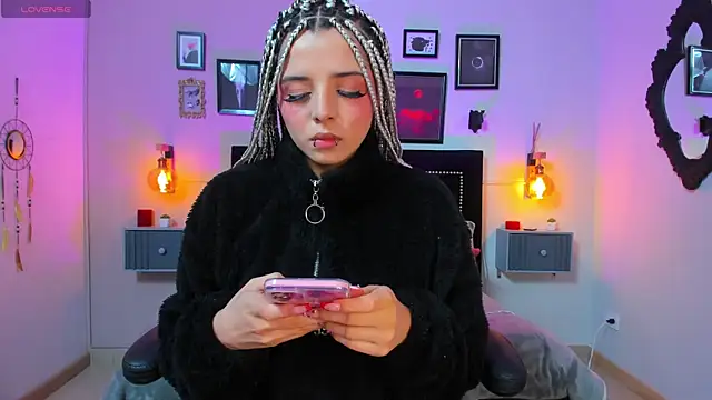 Snapshot of Charlotte__Benett chatting on 11/10/25, 04:11 Charlotte Benett online show from 11/10/25, 04:11