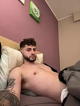 Snapshot of michifolli92 chatting on 12/14/24, 08:08 michifolli92 online show from 12/14/24, 08:08