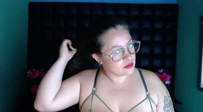 Snapshot of SaraThomso chatting on 12/04/24, 02:53 SaraThomso online show from 12/04/24, 02:53