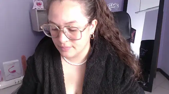 Snapshot of SaraThomso chatting on 12/30/24, 03:14 SaraThomso online show from 12/30/24, 03:14