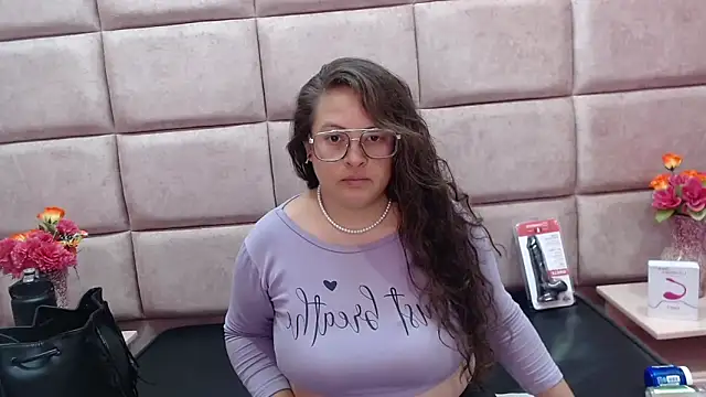 Snapshot of SaraThomso chatting on 02/09/25, 03:00 SaraThomso online show from 02/09/25, 03:00