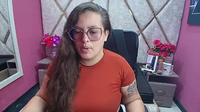 SaraThomso online show from 12/15/25, 02:32