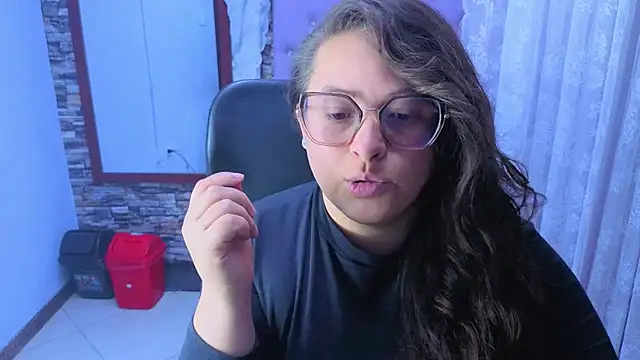 SaraThomso online show from 12/19/25, 02:13