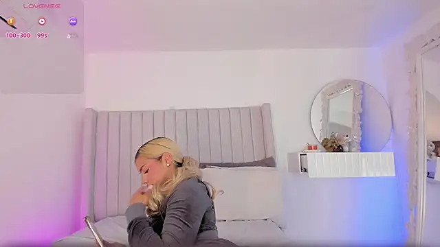 Shelynna azzul online show from 06/06/26, 12:21