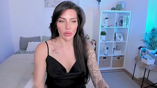 Snapshot of Sasha_Miro chatting on 11/18/25, 01:33 Sasha Miro online show from 11/18/25, 01:33