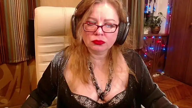 Snapshot of Miss_Tress chatting on 11/15/25, 11:21 Miss Tress online show from 11/15/25, 11:21