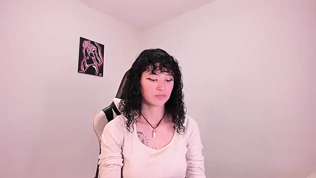 Snapshot of valent_27 chatting on 12/21/25, 01:35 valent 27 online show from 12/21/25, 01:35