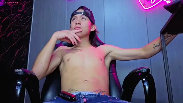 Snapshot of kevinbigcokc18 chatting on 11/19/25, 05:29 kevinbigcokc18 online show from 11/19/25, 05:29