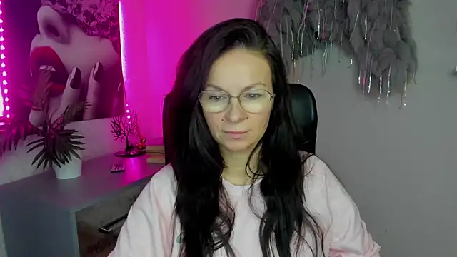 HelenLuxx online show from 11/19/25, 09:09