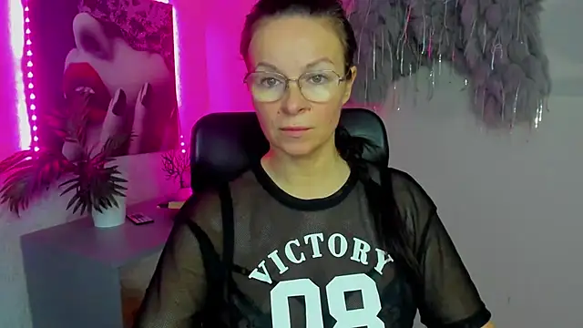 HelenLuxx online show from 11/20/25, 06:46