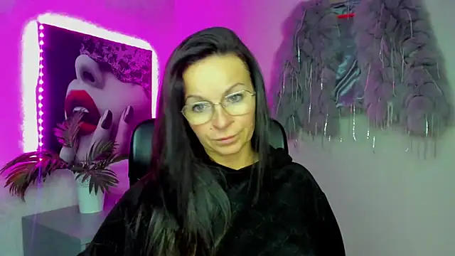 HelenLuxx online show from 11/25/25, 03:45