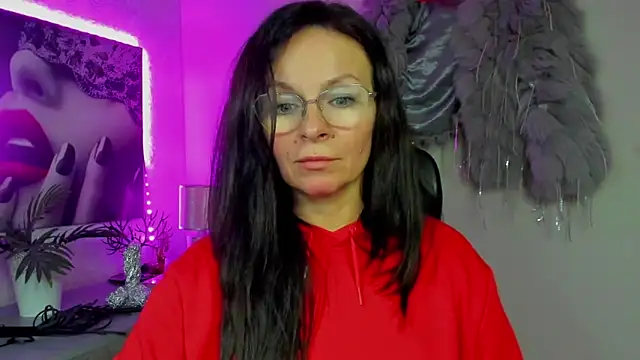 HelenLuxx online show from 12/18/25, 05:30