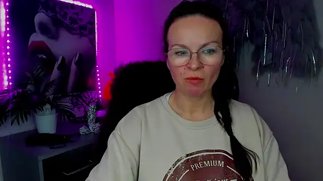 HelenLuxx online show from 02/09/26, 02:21