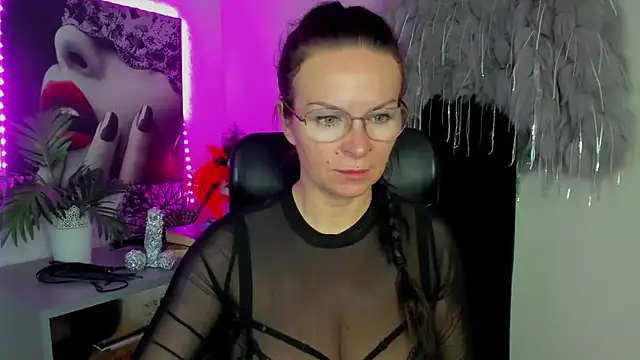 HelenLuxx online show from 02/19/26, 04:03