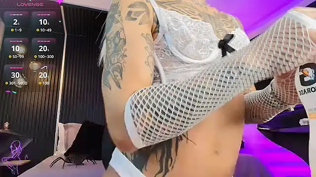 Snapshot of _Holly_Cat chatting on 02/15/25, 08:54 Holly Cat online show from 02/15/25, 08:54