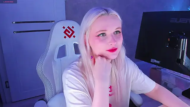 Snapshot of SweeteRose_Royce chatting on 01/18/25, 03:49 SweeteRose Royce online show from 01/18/25, 03:49