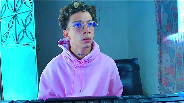 Snapshot of mateodeamjo chatting on 02/11/26, 12:43 mateodeamjo online show from 02/11/26, 12:43