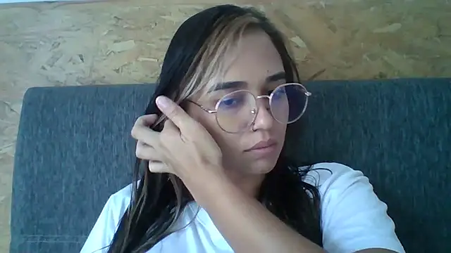 Snapshot of trianabell chatting on 12/21/25, 04:25 trianabell online show from 12/21/25, 04:25