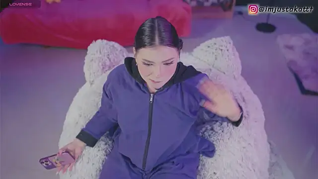 Snapshot of sensualkattt chatting on 11/06/25, 01:23 sensualkattt online show from 11/06/25, 01:23