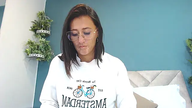 Snapshot of SharisWillian chatting on 06/15/26, 03:42 SharisWillian online show from 06/15/26, 03:42