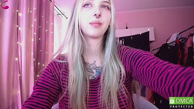 Snapshot of JustMeowGirl chatting on 05/16/26, 07:05 JustMeowGirl online show from 05/16/26, 07:05