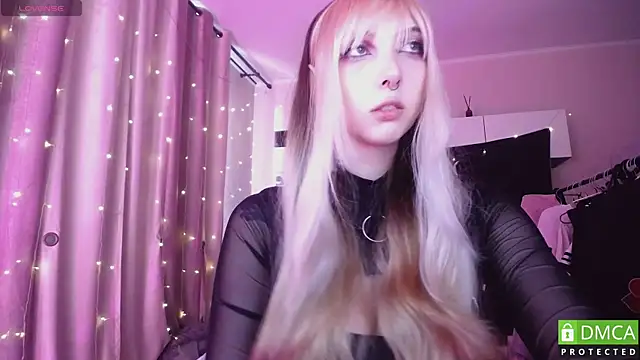 Snapshot of JustMeowGirl chatting on 06/20/26, 04:37 JustMeowGirl online show from 06/20/26, 04:37