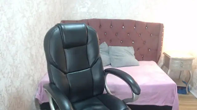 Snapshot of charlottemoonxz chatting on 01/08/25, 02:46 charlottemoonxz online show from 01/08/25, 02:46