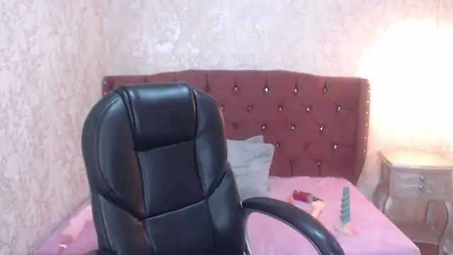 Snapshot of charlottemoonxz chatting on 03/08/25, 11:18 charlottemoonxz online show from 03/08/25, 11:18