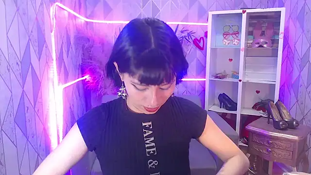 Snapshot of charlottemoonxz chatting on 10/18/25, 04:41 charlottemoonxz online show from 10/18/25, 04:41