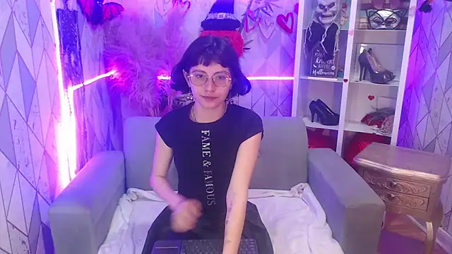Snapshot of charlottemoonxz chatting on 10/20/25, 05:35 charlottemoonxz online show from 10/20/25, 05:35