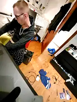 Snapshot of 0815lukas2024 chatting on 01/04/25, 05:27 0815lukas2024 online show from 01/04/25, 05:27