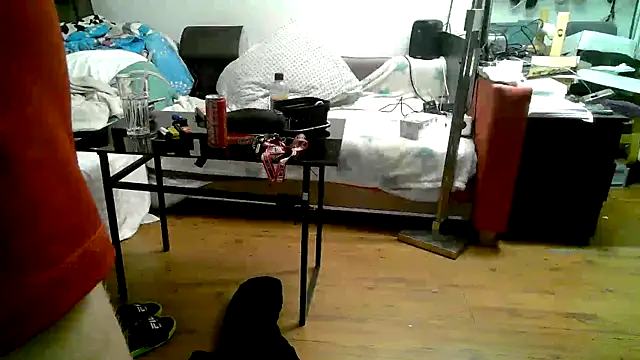 Snapshot of 0815lukas2024 chatting on 10/19/25, 02:12 0815lukas2024 online show from 10/19/25, 02:12