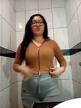 Snapshot of ladygmusic chatting on 11/16/25, 10:26 ladygmusic online show from 11/16/25, 10:26