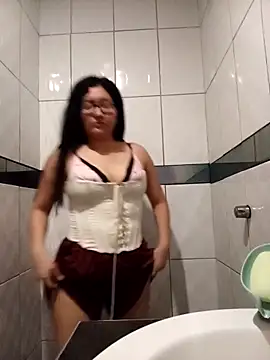 Snapshot of ladygmusic chatting on 11/26/25, 11:17 ladygmusic online show from 11/26/25, 11:17