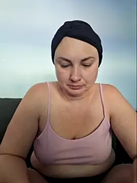 Snapshot of MilfyMrsRobinson chatting on 05/14/26, 01:29 MilfyMrsRobinson online show from 05/14/26, 01:29