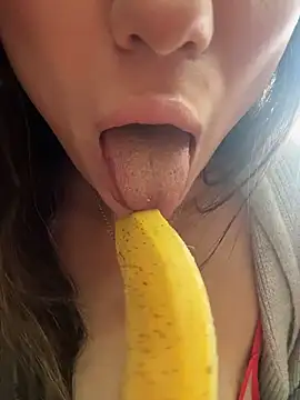 Snapshot of MooonReal chatting on 12/04/25, 05:28 MooonReal online show from 12/04/25, 05:28