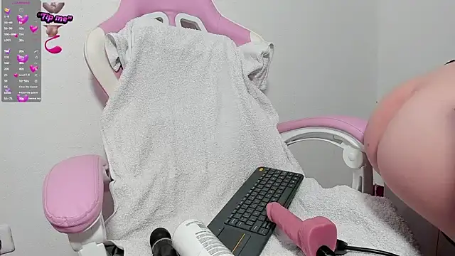 Snapshot of blondeb201 chatting on 03/16/25, 08:43 blondeb201 online show from 03/16/25, 08:43