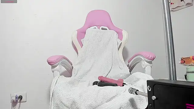 Snapshot of blondeb201 chatting on 03/18/25, 01:53 blondeb201 online show from 03/18/25, 01:53