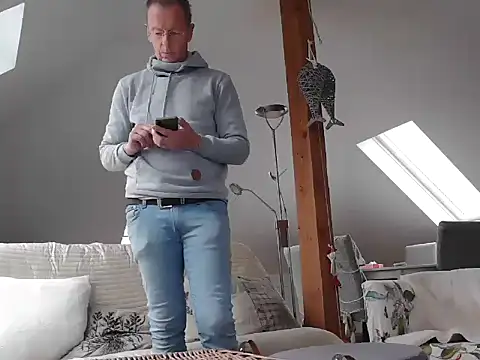 Snapshot of maxmueller321 chatting on 12/22/25, 10:12 maxmueller321 online show from 12/22/25, 10:12