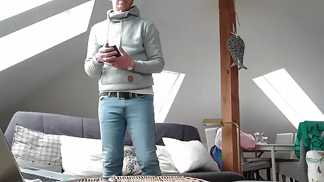 maxmueller321 online show from 04/01/26, 08:04