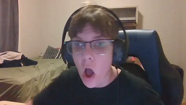 Snapshot of KaliSnow199623 chatting on 10/23/25, 04:23 KaliSnow199623 online show from 10/23/25, 04:23